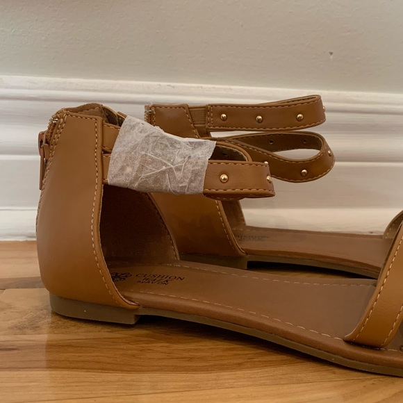 Avon Sandals - NWOT - Picture 4 of 10